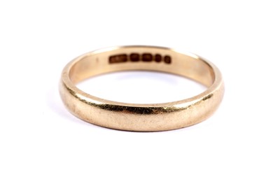 Lot 106 - An 18ct yellow gold wedding band