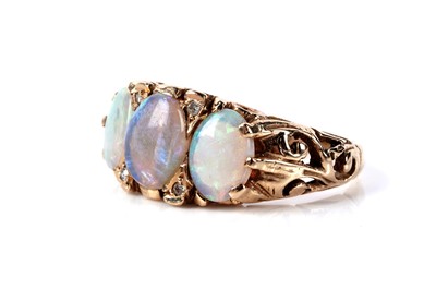 Lot 123 - An opal and diamond ring