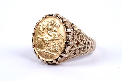 Lot 107 - A George V gold half sovereign ring