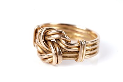 Lot 776 - An Edwardian 18ct yellow gold knot pattern ring