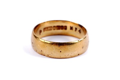 Lot 55 - A 22ct yellow gold wedding band
