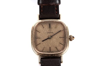 Lot 708 - An Omega 9ct gold cased manual wind wristwatch