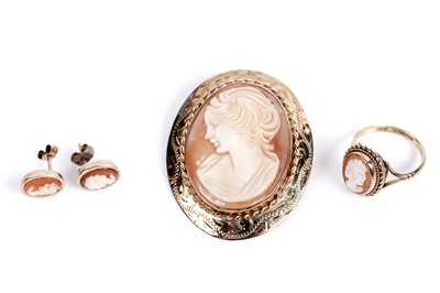 Lot 584 - A suite of gold mounted carved shell cameo jewellery