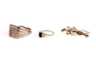 Lot 586 - Two gold signet rings and a jaguar pattern pin