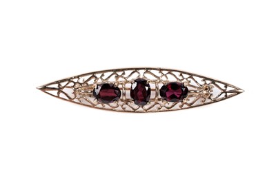 Lot 592 - A garnet three stone brooch