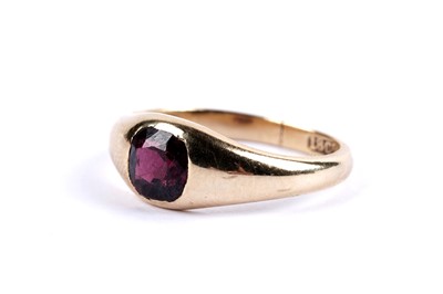 Lot 93 - An antique garnet single stone ring