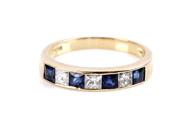 Lot 673 - A sapphire and diamond ring