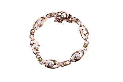 Lot 623 - A late Victorian 9ct yellow gold Arts and Crafts bracelet