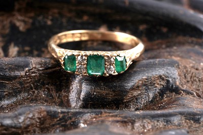 Lot 679 - A late Victorian emerald and diamond ring