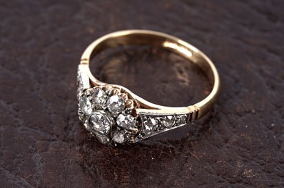 Lot 680 - A late Victorian diamond cluster ring