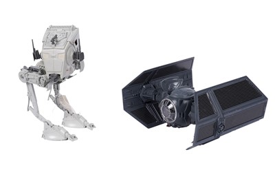 Lot 22 - Two Star Wars toys