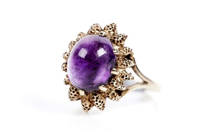 Lot 617 - An amethyst cabochon dress ring