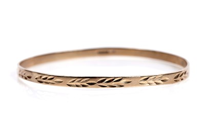 Lot 628 - A 9ct yellow gold leaf pattern bangle
