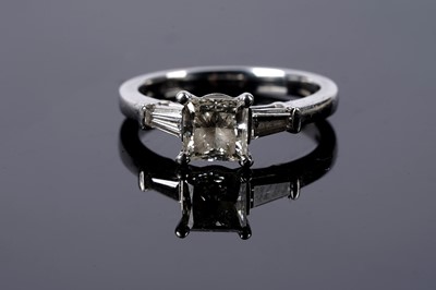 Lot 669 - A princess cut diamond ring