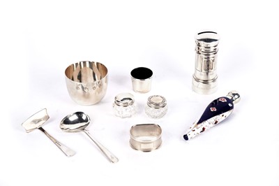 Lot 394 - A mixed lot of small silver