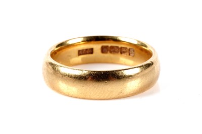 Lot 143 - A 22ct yellow gold wedding band