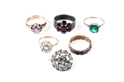 Lot 147 - A selection of gold and other jewellery