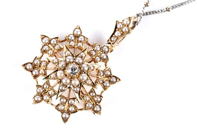 Lot 792 - An Edwardian snowflake pattern brooch/pendant