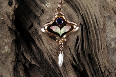 Lot 793 - A 9ct yellow gold Edwardian pendant