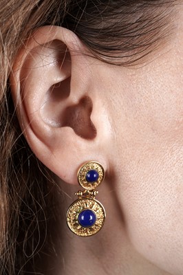 Lot 625 - A pair of Etruscan style yellow gold and lapis lazuli earrings