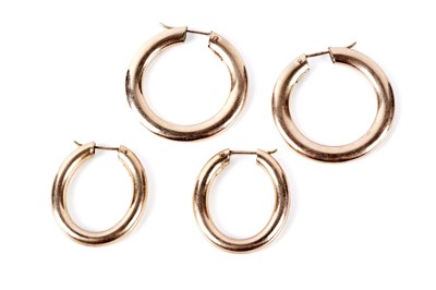 Lot 148 - Two pairs of 9ct gold hoop earrings