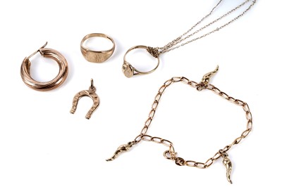 Lot 159 - A selection of gold jewellery