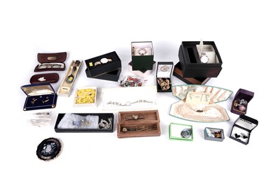 Lot 219 - A selection of wristwatches and costume jewellery