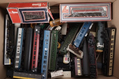 Lot 39 - A collection of 00-gauge rolling stock; and other loose parts