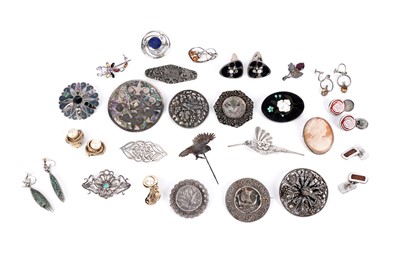 Lot 207 - A collection of silver and costume jewellery
