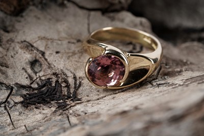 Lot 797 - Liz Tyler: a pink topaz ring