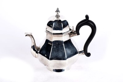 Lot 367 - An Edwardian silver bachelor's teapot