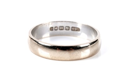 Lot 236 - An 18ct gold wedding ring