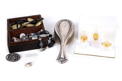 Lot 250 - A selection of gold, costume jewellery and accessories