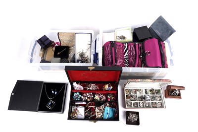 Lot 235 - A selection of silver and costume jewellery