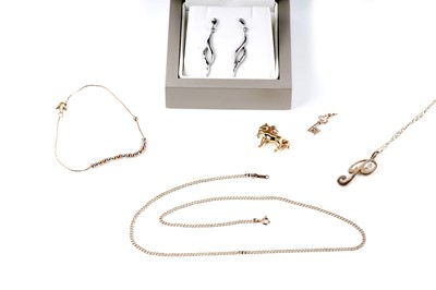 Lot 231 - A selection of gold and other jewellery