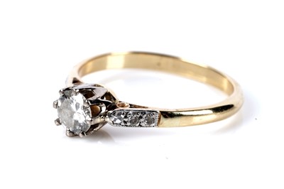 Lot 225 - A diamond solitaire ring