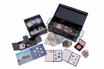 Lot 211 - A collection of British and World coinage and banknotes