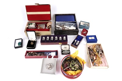 Lot 238 - A selection of gold, silver and costume jewellery