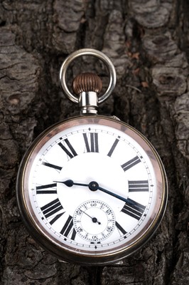 Lot 807 - An Edwardian silver-cased goliath pocket watch