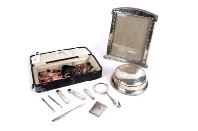 Lot 341 - A selection of silver collectibles and accessories