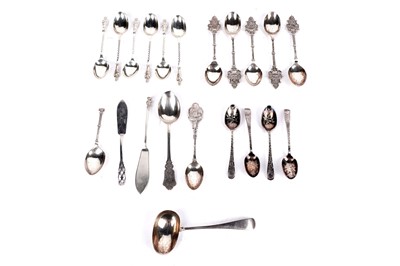 Lot 342 - A selection of Victorian and later cutlery
