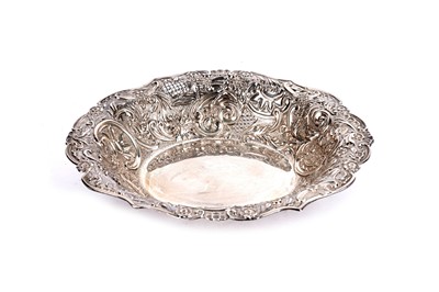 Lot 381 - An Edwardian silver dish by Walker & Hall