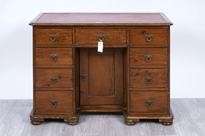 Lot 93 - An early 20th Century oak kneehole desk