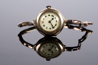 Lot 729 - An early 20th Century 18ct yellow gold cased wristwatch