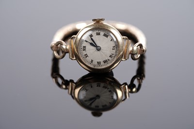 Lot 730 - An Art Deco 18ct yellow gold cased wristwatch