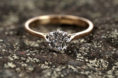 Lot 662 - A solitaire diamond ring