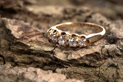 Lot 663 - An Edwardian diamond five stone dress ring