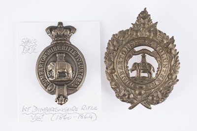 Lot 69 - A 1st Dunbartonshire Rifle Volunteers shako plate; and a pierced cap badge