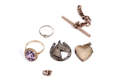 Lot 651 - A selection of gold and other jewellery
