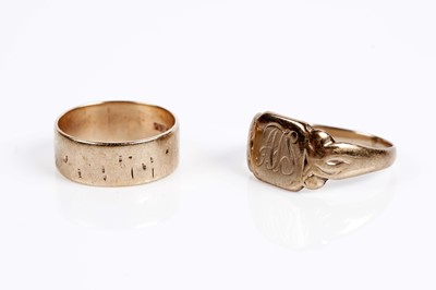 Lot 633 - A 9ct yellow gold signet ring; and a 9ct yellow gold wedding band